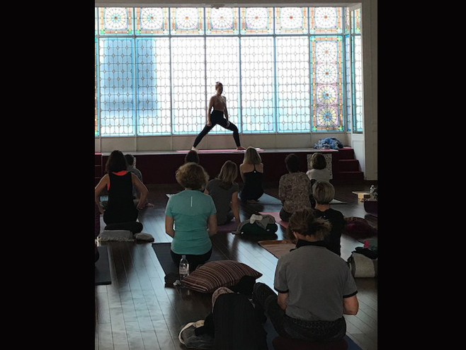 image natacha st pierre pendant un cour de yoga à la verrière